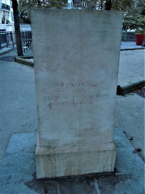 Plaques commémoratives inscrites dans le roc et les parois rocheuses