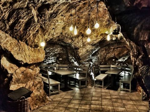La Grange Cave & Restaurant
