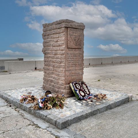 Stèle de la 1ère DFL - Square du Souvenir