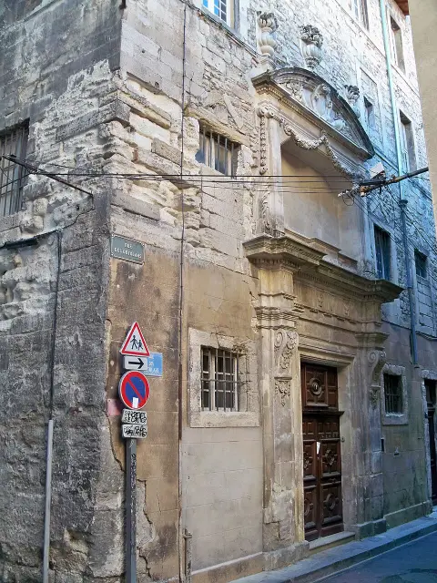 Ancien couvent des religieuses bénédictines de Notre-Dame, puis loge maçonnique, actuellement école communale