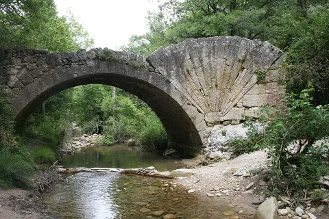 Pont à coquille franchissant l'Aigue-Brun
