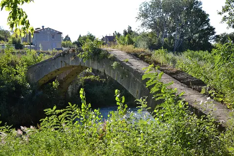 Pont aqueduc de la Canaù, ouvrage d'art du canal Saint-Julien sur la rivière le Coulon, situé au quartier Entre-Deux-Vallats