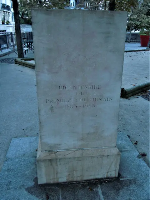 Plaques commémoratives inscrites dans le roc et les parois rocheuses