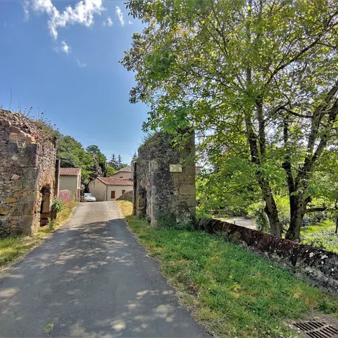 Ancien pont suspendu franchissant la Durance et maison de gardien (également sur commune de Mérindol, dans le Vaucluse)