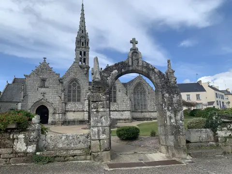 Eglise paroissiale Saint-Genes