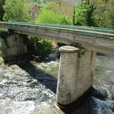 Pont Cassé sur Ancienne Voie Ferrée Désaffectée