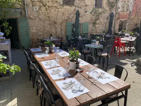 Le Petit Cafe