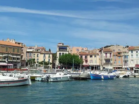 CHEZ ELLE