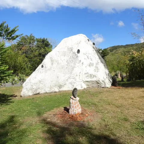 Tombeau pyramidal du vice amiral de Latouche Tréville