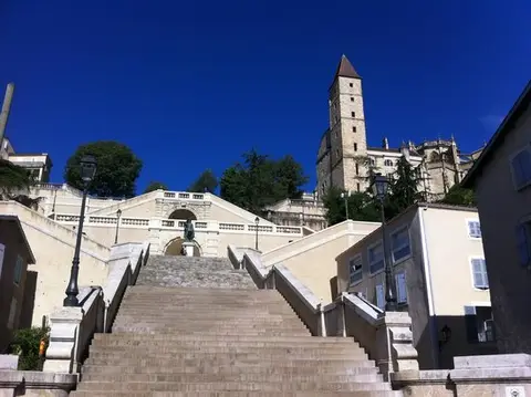 L'Escalier Monumental et le Drapeau