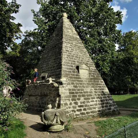 La pyramide (statue)