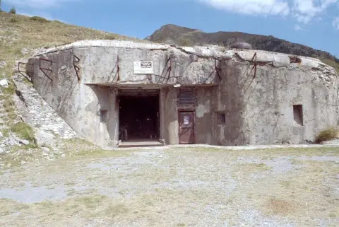 Abri de N-E de Saint-Ours
