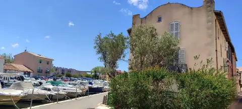 Maison à chapeau de gendarme