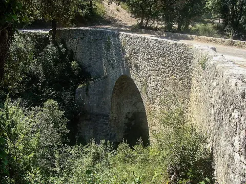 Pont ancien sur le ravin du Buès, dit Pont romain (également sur commune de Ganagobie)