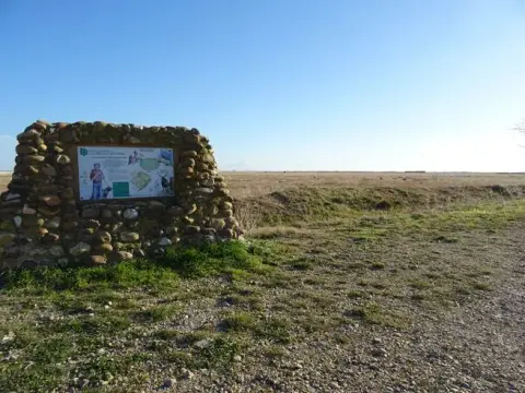 Sentier Peau de Meau, au coeur de la Réserve naturelle nationale des Coussouls d