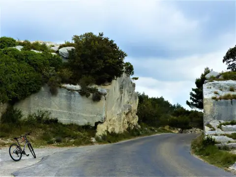 SAINT-RÉMY-DE-PROVENCE - À vélo, les Alpilles par le Val d'Enfer