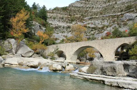 Pont médiéval de Châteauneuf-de-Chabre