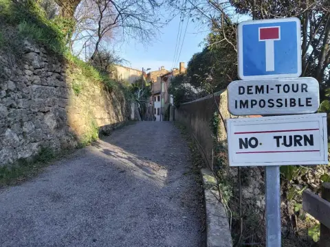 Habitats troglodytes dans le rocher de tuf