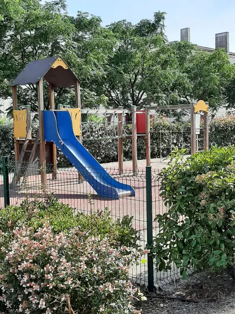 Aire de jeux · Cabannes
