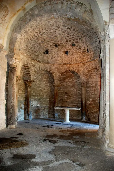 Baptistère (actuellement église funéraire épiscopale de forme quadrilobée, appelée à tort)