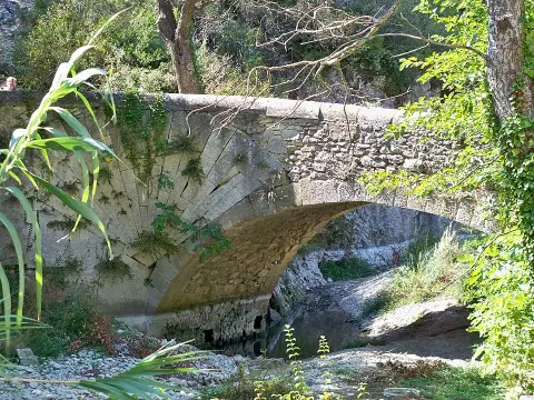 Pont à coquille franchissant l'Aigue-Brun