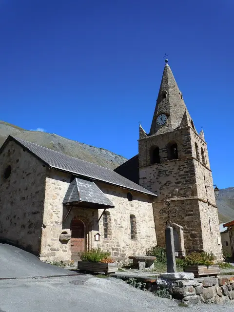 Eglise Saint-Pierre et Saint-Paul, située au hameau des Hières