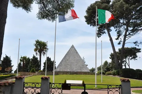 Cimetière Militaire de Saint-Mandrier-sur-Mer
