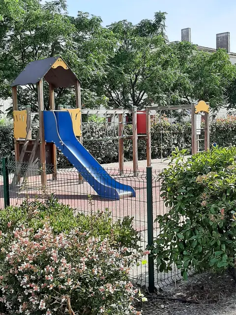 Aire de jeux · Cabannes
