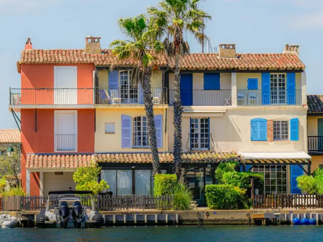 Atypique studio avec terrasse à Enchastrayes — Provence