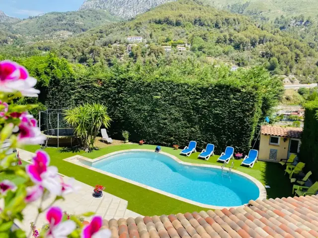 Chaleureux chalet avec terrasse à Jonquerettes — Provence