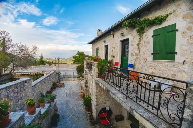 Lumineux appartement avec terrasse à Puyvert — Provence