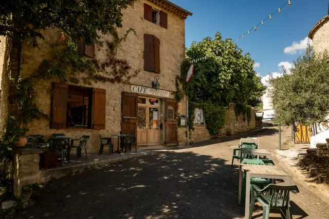 Atypique appartement proche des commerces à Ollières — Provence